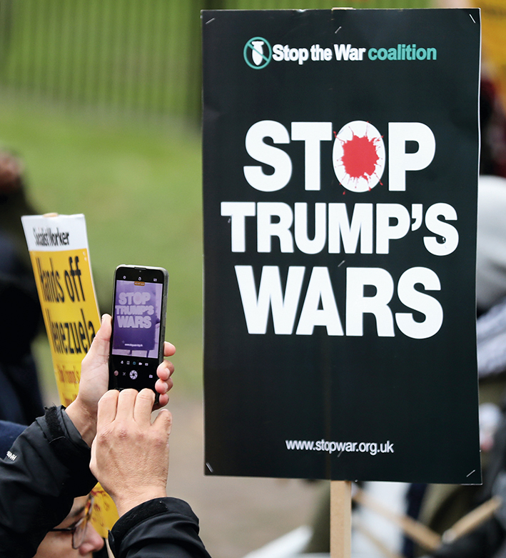 2026年1月10日，在英国伦敦唐宁街 10 号首相府外，人们参加抗议活动，抗议美国对委内瑞拉的军事打击 李颖摄/本刊