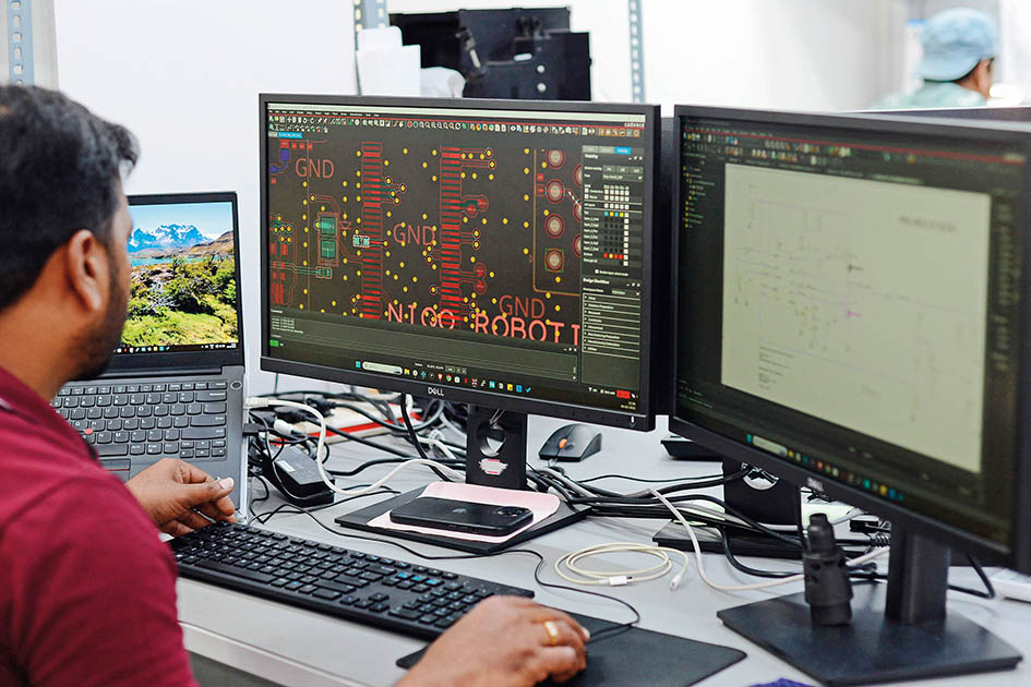 一名员工在印度班加罗尔的农业科技初创公司Niqo Robotics 的办公室里工作 法新社