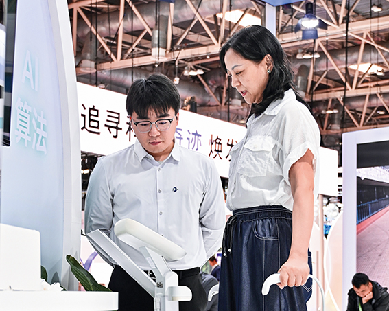 2026年6月25日，在链博会健康生活链展区通用技术展台，观众（右）体验一款体成分检测设备 吴青昊摄/本刊