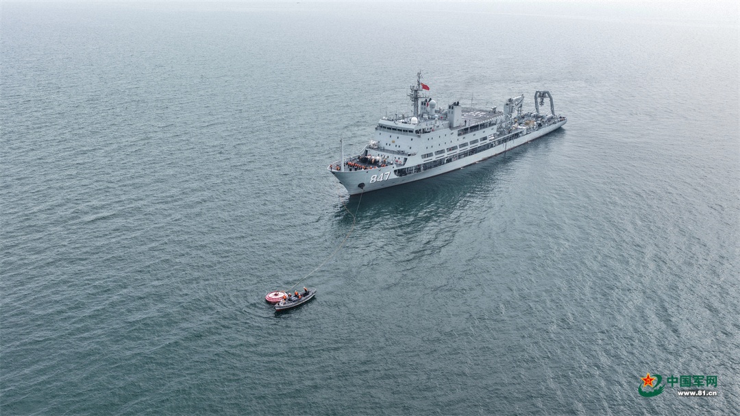 图为海军阳澄湖船正在进行系留水鼓训练