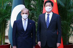 栗战书会见巴基斯坦总理夏巴兹