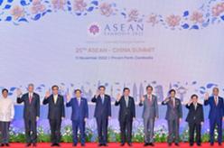 李克强出席第25次中国－东盟领导人会议