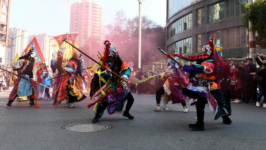 贵州龙里：传统民俗“踩街”闹新春