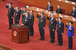国务院副总理、国务委员、秘书长进行宪法宣誓