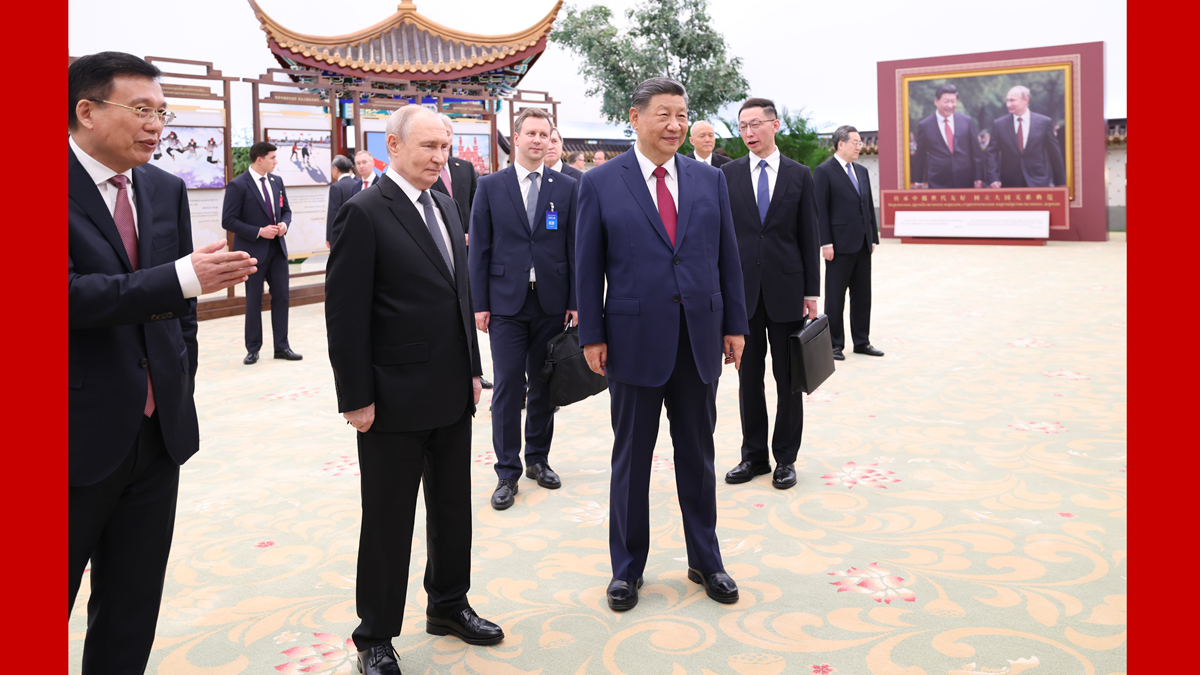 习近平同俄罗斯总统普京共同参观“传承中俄世代友好 树立大国关系典范”图片展