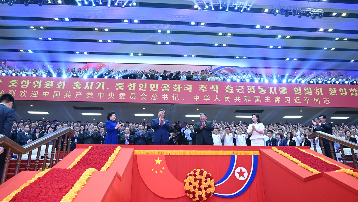 习近平和彭丽媛观看朝鲜专场文艺演出