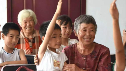 “特别要更好地关心呵护‘一老一小’”