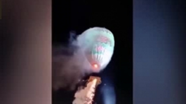 缅甸：放飞烟花 气球坠地